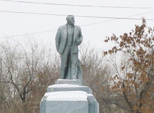 Памятник В. И. Ленину на территории ЧКПЗ г. Челябинска